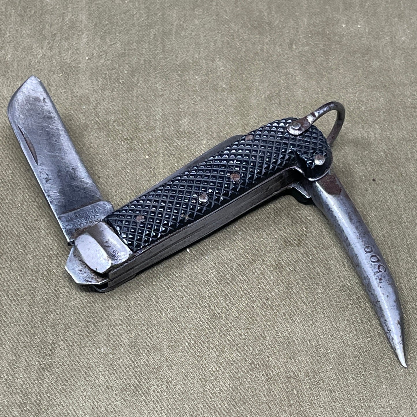 A nice example of a British 1943 Dated Pocket Jack Knife made by Humphreys Radiant of Sheffield The blades are in good condition, the chequered Bakelite grip is intact and all the blades lock and close as they should. The steel can opener is in good condition