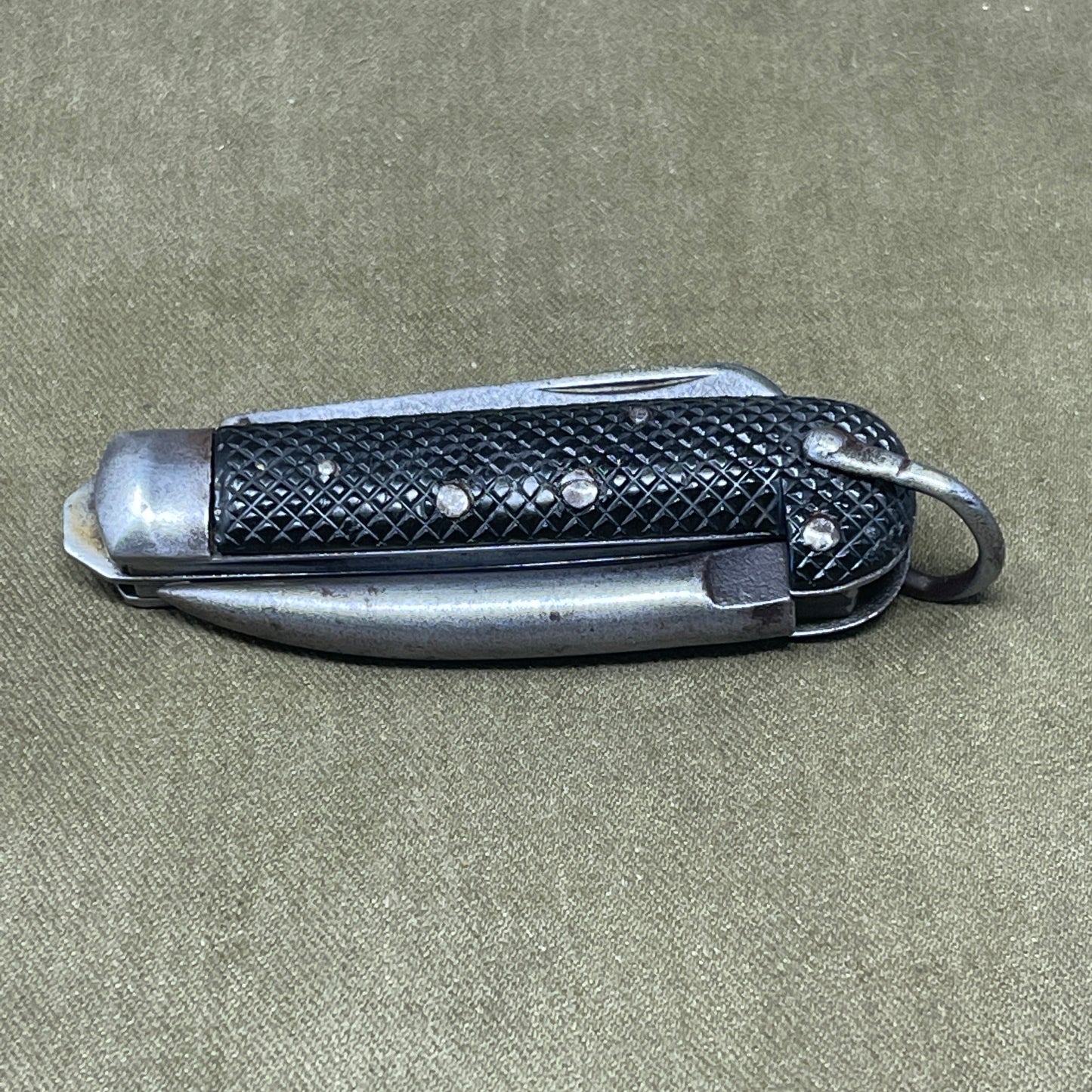 A nice example of a British 1942 Dated Pocket Jack Knife made by Clarke & Son of Sheffield The blades are in good condition, the chequered Bakelite grip is intact and all the blades lock and close as they should. The steel can opener is in good condition