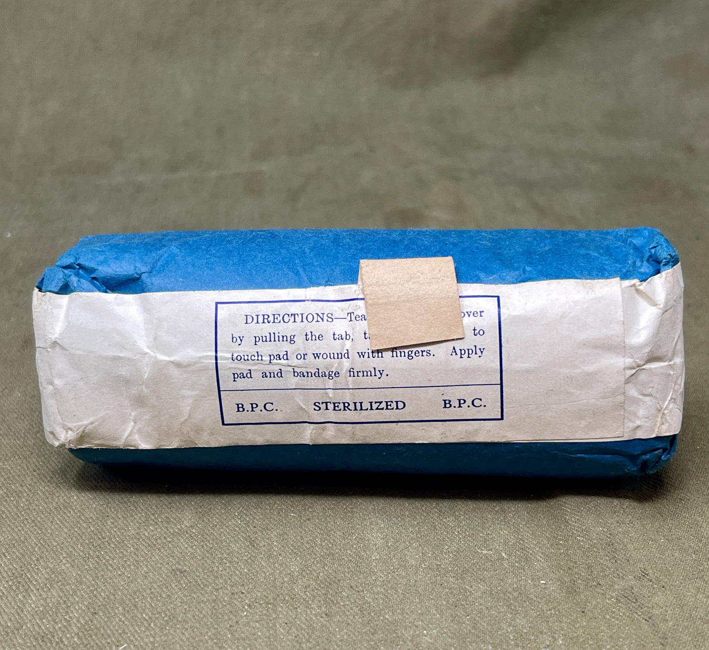 This Large First Aid Dressing, manufactured by T.J. Smith & Nephew Ltd in Hull, England, is a vintage medical supply that highlights the craftsmanship and practical design of mid-20th-century healthcare essentials. Known for its reliability and quality, Smith & Nephew was a renowned manufacturer of medical and surgical products, and this dressing reflects their commitment to excellence.
The dressing is designed for emergency use, providing a sterile and absorbent solution for treating wounds, cuts, or inju