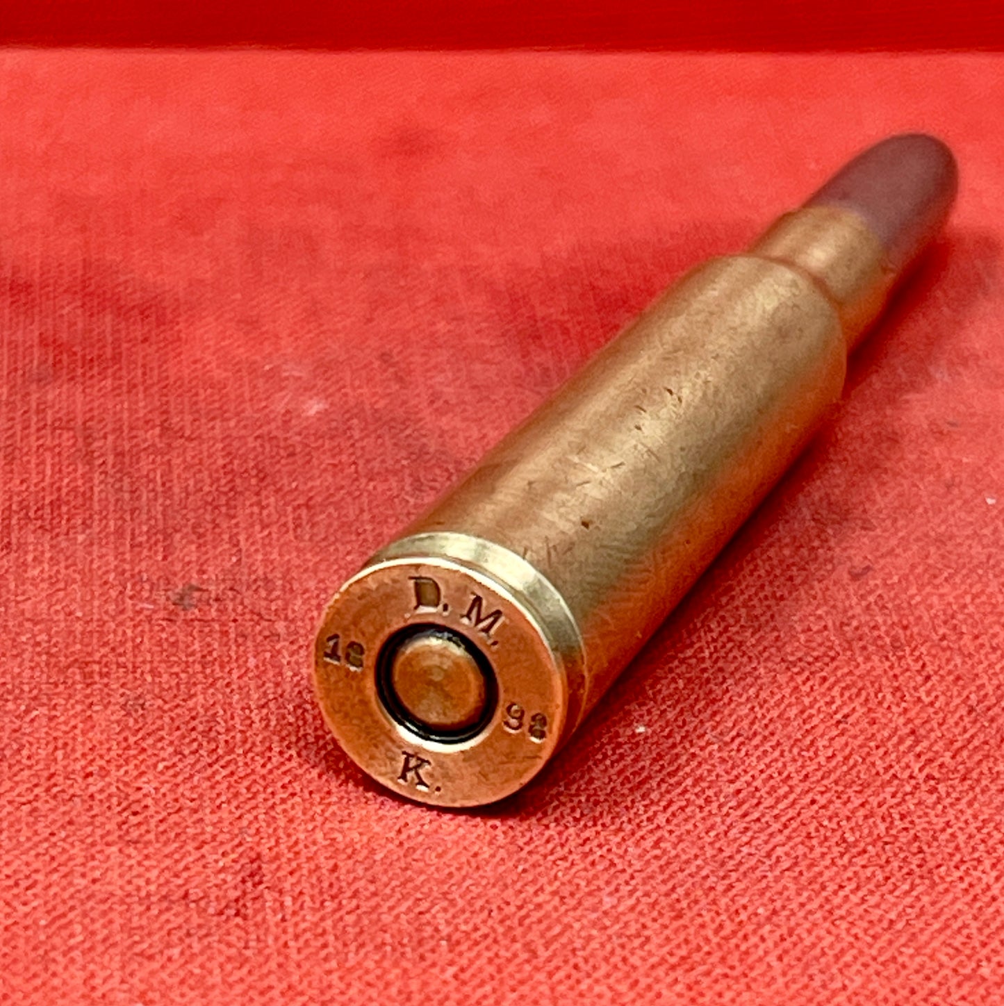 The .300 Weatherby Magnum R-P INERT round is a fine example of premium ammunition design, offering a glimpse into the craftsmanship and engineering behind high-powered rifle cartridges. Originally developed in 1944 by Roy Weatherby, the .300 Weatherby Magnum is renowned for its exceptional performance, designed to achieve higher velocities, flatter trajectories, and greater energy than many standard cartridges.
This specific INERT round is manufactured by R-P (Remington-Peters), one of the most respected n