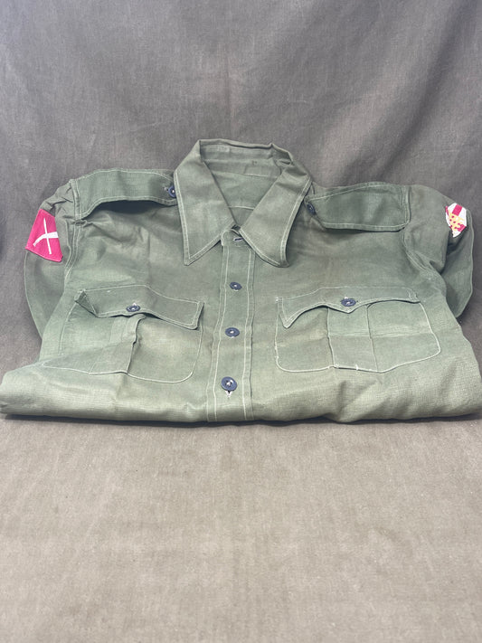1950s British Army Jungle Green Shirt/Jacket – 48th Gurkha Division & Home Counties Brigade Badges (37–39" Chest)