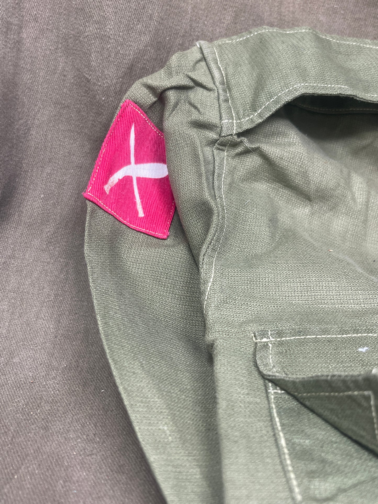 1950s British Army Jungle Green Shirt/Jacket β 48th Gurkha Division & Home Counties Brigade Badges (37β39" Chest)