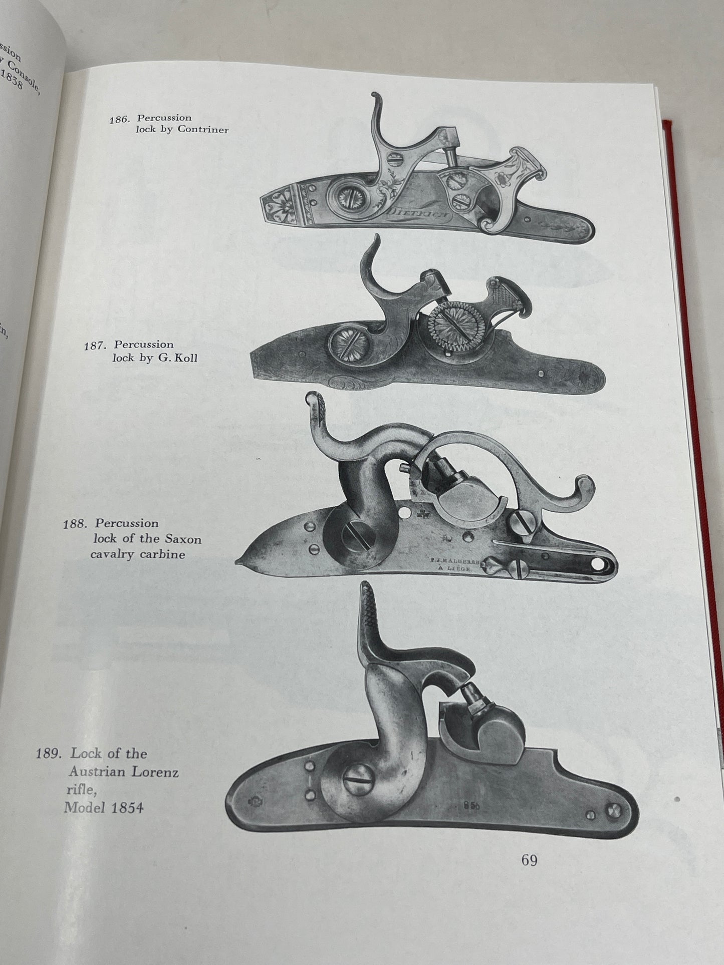 Firearms past and present. A complete review of firearm systems and their histories. Vol. 2: illustrated Hardcover β 1 Jan. 1973