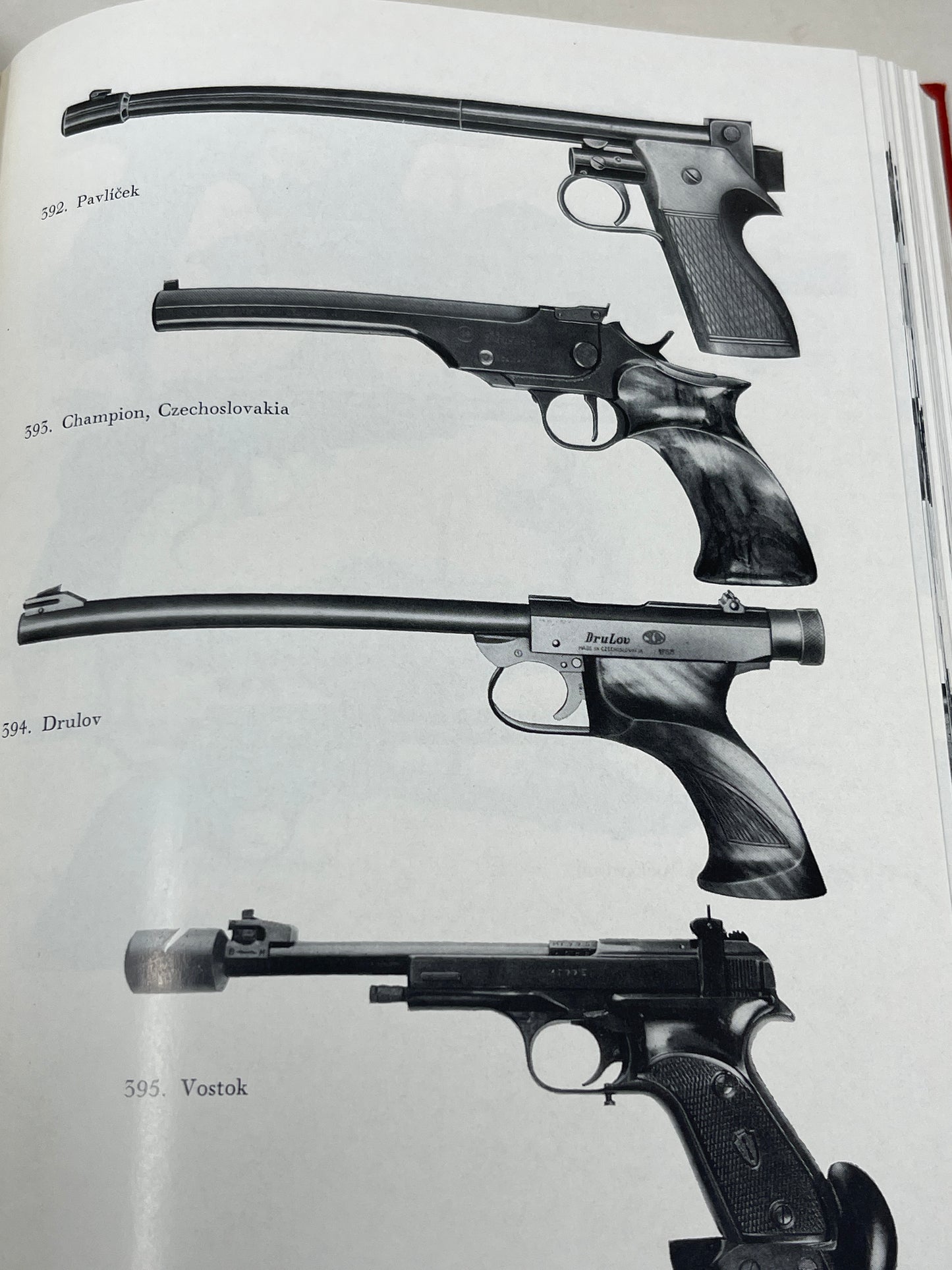 Firearms past and present. A complete review of firearm systems and their histories. Vol. 2: illustrated Hardcover β 1 Jan. 1973