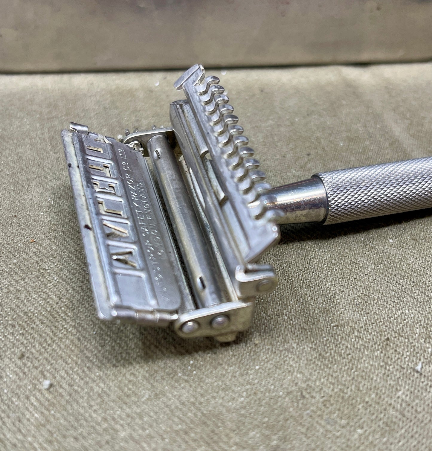 Cased Vintage Valet Auto-Strop Razor – Excellent Condition Shaving Collectible
