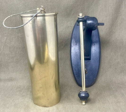 Excellent condition 1917-dated WW1 13-pounder brass shell case dinner gong with C.F. DCP CS stamps. Comes with brass striker and wooden wall mount. A stunning military collectible.