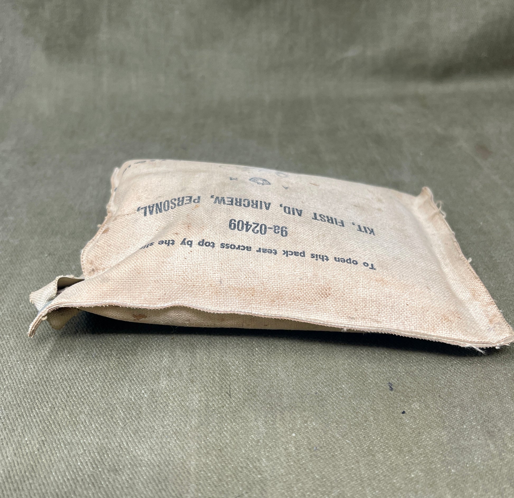 Israeli Galil magazine with five inert 5.56mm rounds — a perfect addition for collectors, reenactors, and display enthusiasts. This original military surplus magazine retains its authentic look and functional spring, cavity, and follower, but the included 5.56mm cartridges are inert for safe handling and display. Each round is clearly deactivated: no primer, no propellant, and permanently inert, making them legal collector’s items in many jurisdictions (check your local laws). The magazine shows honest wear