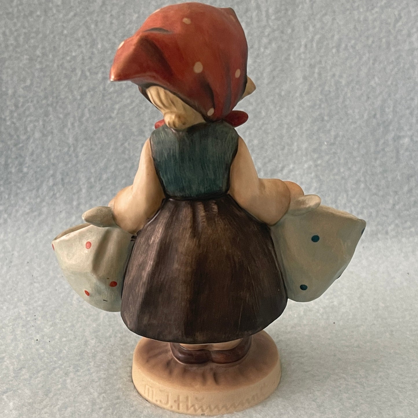 Hummel by Goebel Figurine - Mother's Darling