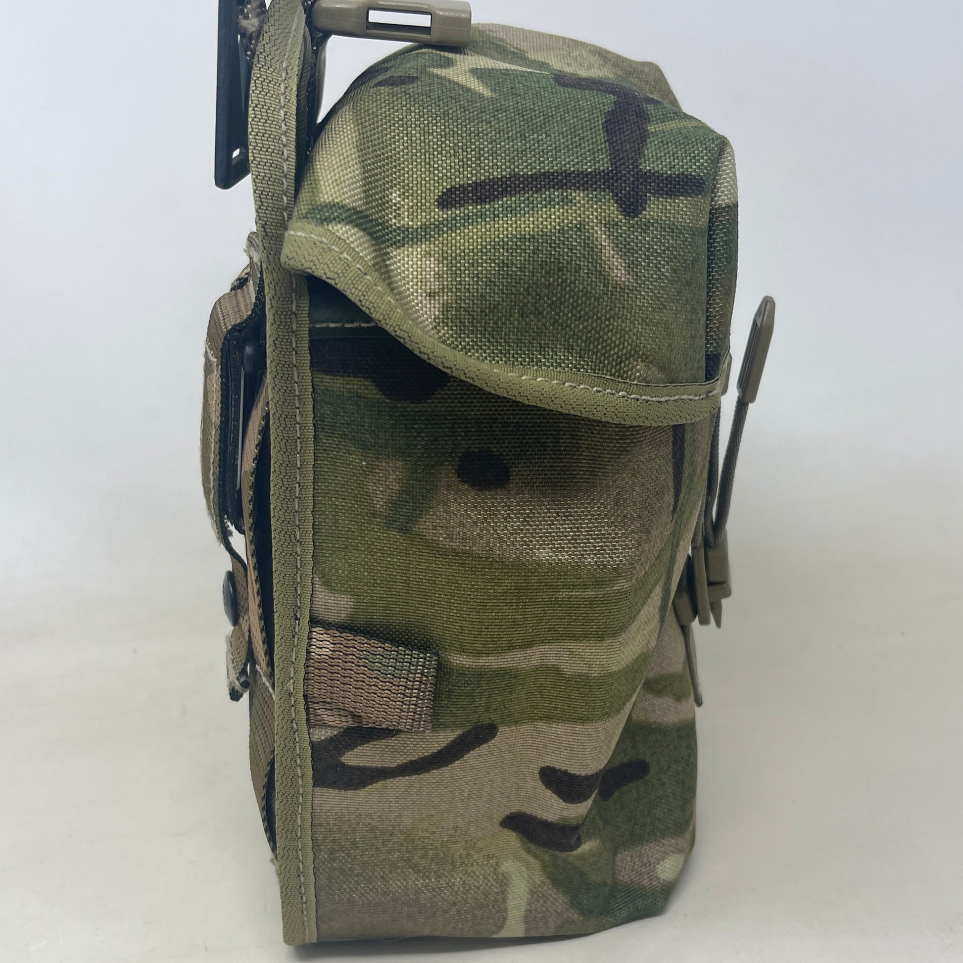 The pouch features an infrared-reflective (IRR) coating that aids in reducing visibility under night vision, enhancing stealth during nighttime operations. With its adaptable MOLLE attachment system, the Osprey MkIV Pouch Utility IRR can be easily integrated into a variety of tactical gear setups, making it an indispensable accessory for those requiring effective storage solutions in the field