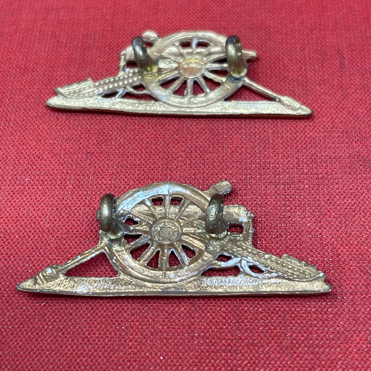 WWI-WWII Royal Artillery Brass Collar Badge