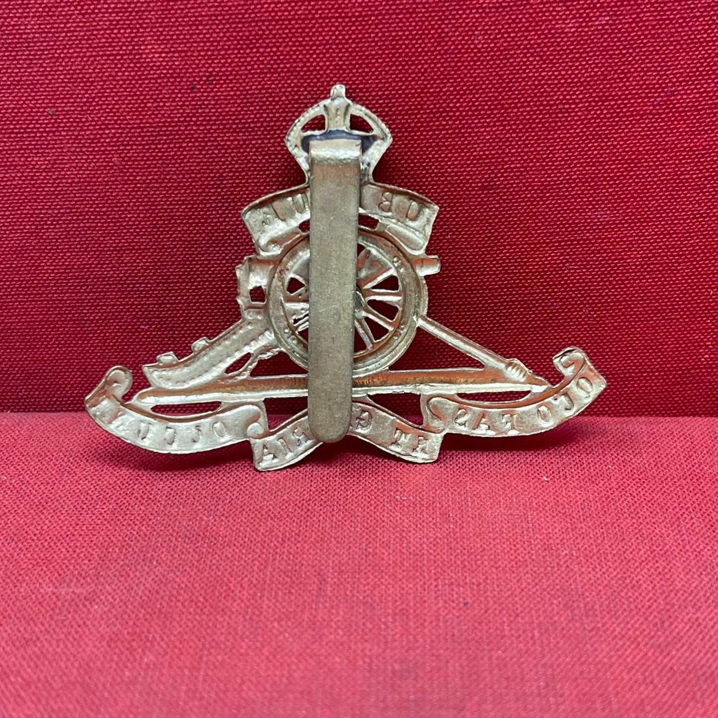 The Royal Artillery cap badge is a symbol of the regiment's distinguished history and service. Featuring a field gun at its center, the badge represents the regiment's core role in providing artillery support. Above the gun sits the British Crown, indicating loyalty to the monarchy. The badge often includes the Latin motto "UBIQUE" (meaning "Everywhere"), signifying the Royal Artillery's global presence, and "QUO FAS ET GLORIA DUCUNT" ("Where Right and Glory Lead"), reflecting its honorable service. This ic