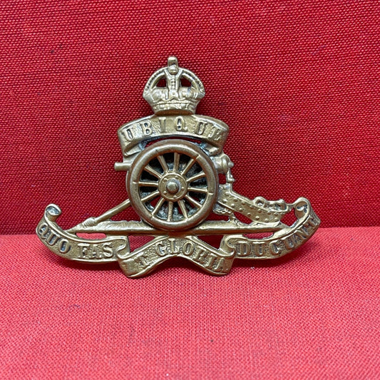 The Royal Artillery cap badge is a symbol of the regiment's distinguished history and service. Featuring a field gun at its center, the badge represents the regiment's core role in providing artillery support. Above the gun sits the British Crown, indicating loyalty to the monarchy. The badge often includes the Latin motto "UBIQUE" (meaning "Everywhere"), signifying the Royal Artillery's global presence, and "QUO FAS ET GLORIA DUCUNT" ("Where Right and Glory Lead"), reflecting its honorable service. This ic