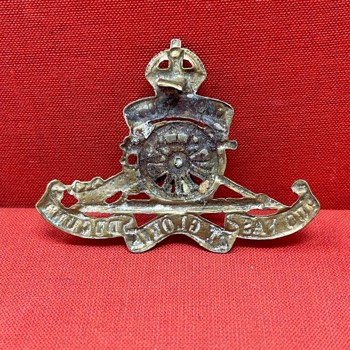 The Royal Artillery cap badge is a symbol of the regiment's distinguished history and service. Featuring a field gun at its center, the badge represents the regiment's core role in providing artillery support. Above the gun sits the British Crown, indicating loyalty to the monarchy. The badge often includes the Latin motto "UBIQUE" (meaning "Everywhere"), signifying the Royal Artillery's global presence, and "QUO FAS ET GLORIA DUCUNT" ("Where Right and Glory Lead"), reflecting its honorable service. This ic