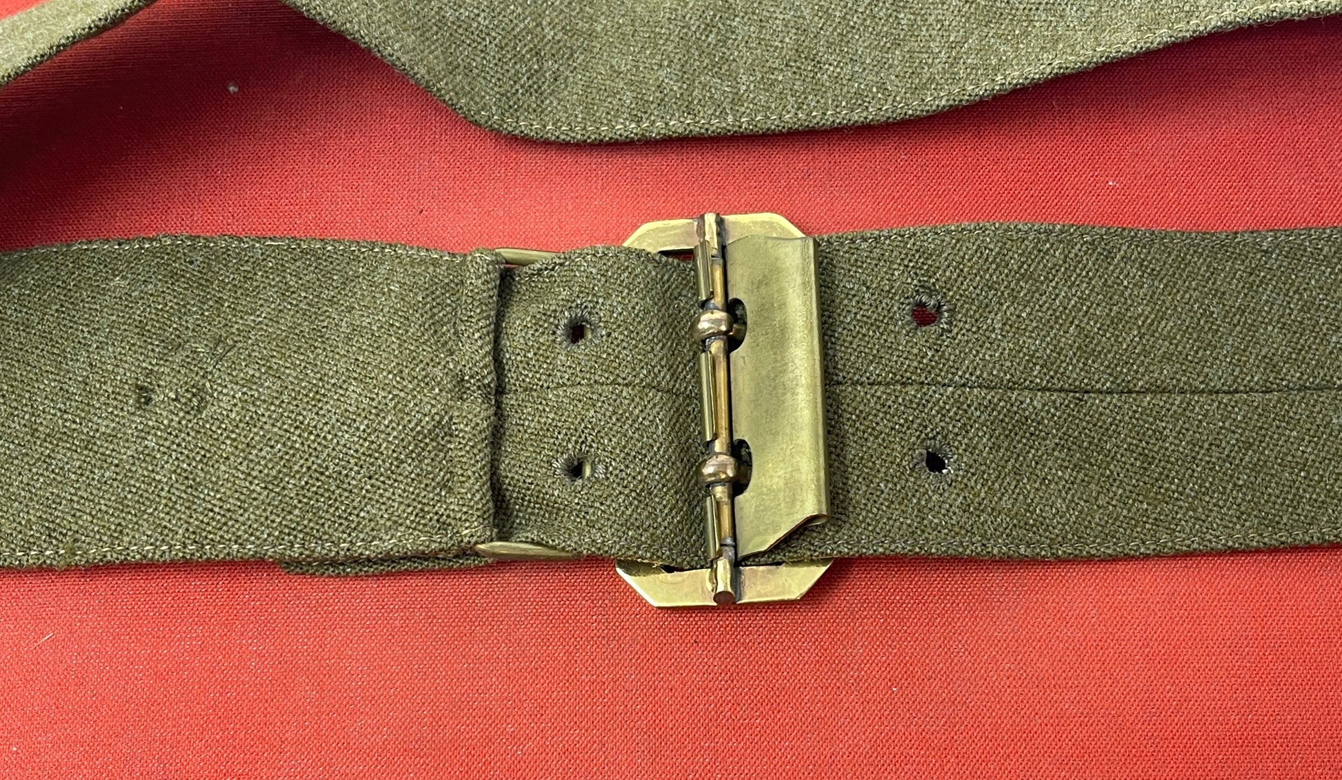 A nice khaki British Army Officers Service Dress Uniform Belt in excellent condition.