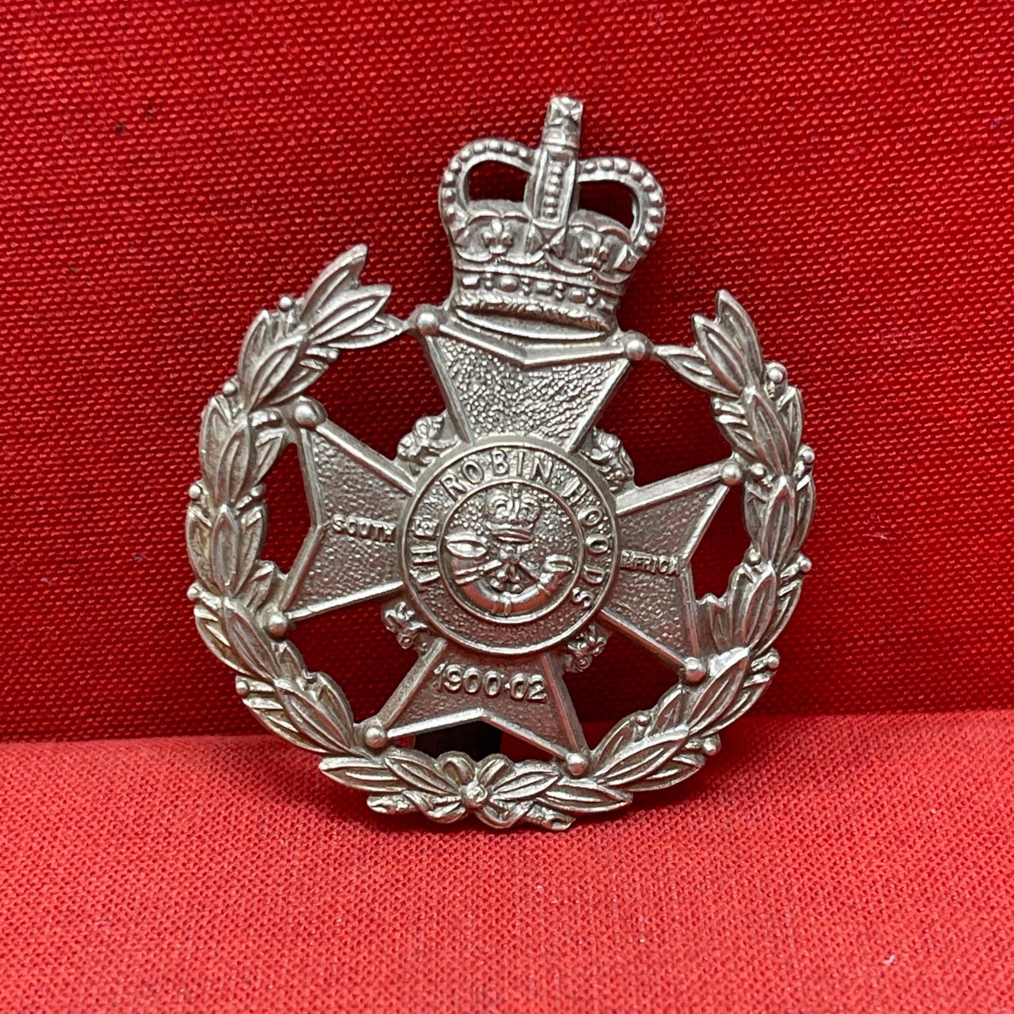 The 7th Battalion ( Robin Hood ) Notts/Derbys Sherwood Foresters cap badge.