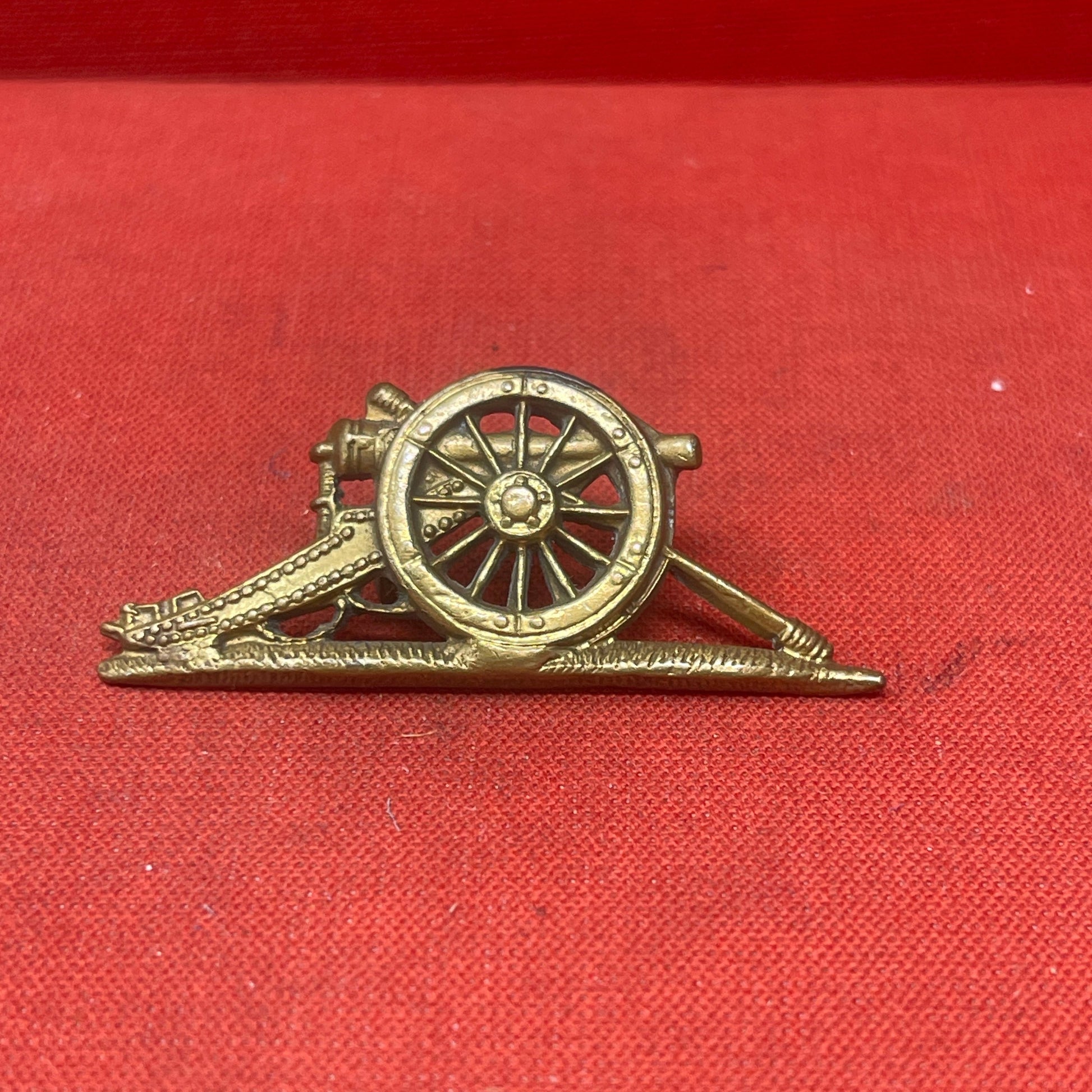 WWI-WWII Royal Artillery Brass Collar Badge