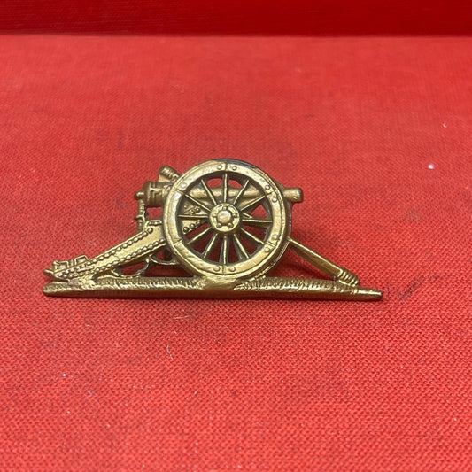 WWI-WWII Royal Artillery Brass Collar Badge