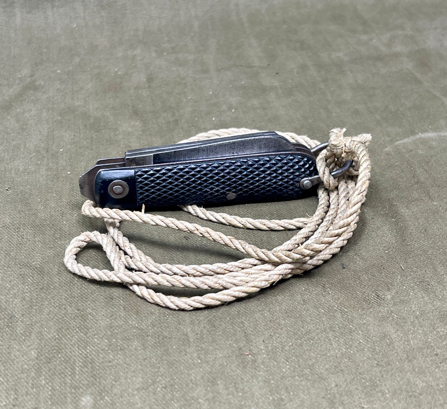 British 1946 Dated Pocket Jack Knife & Lanyard