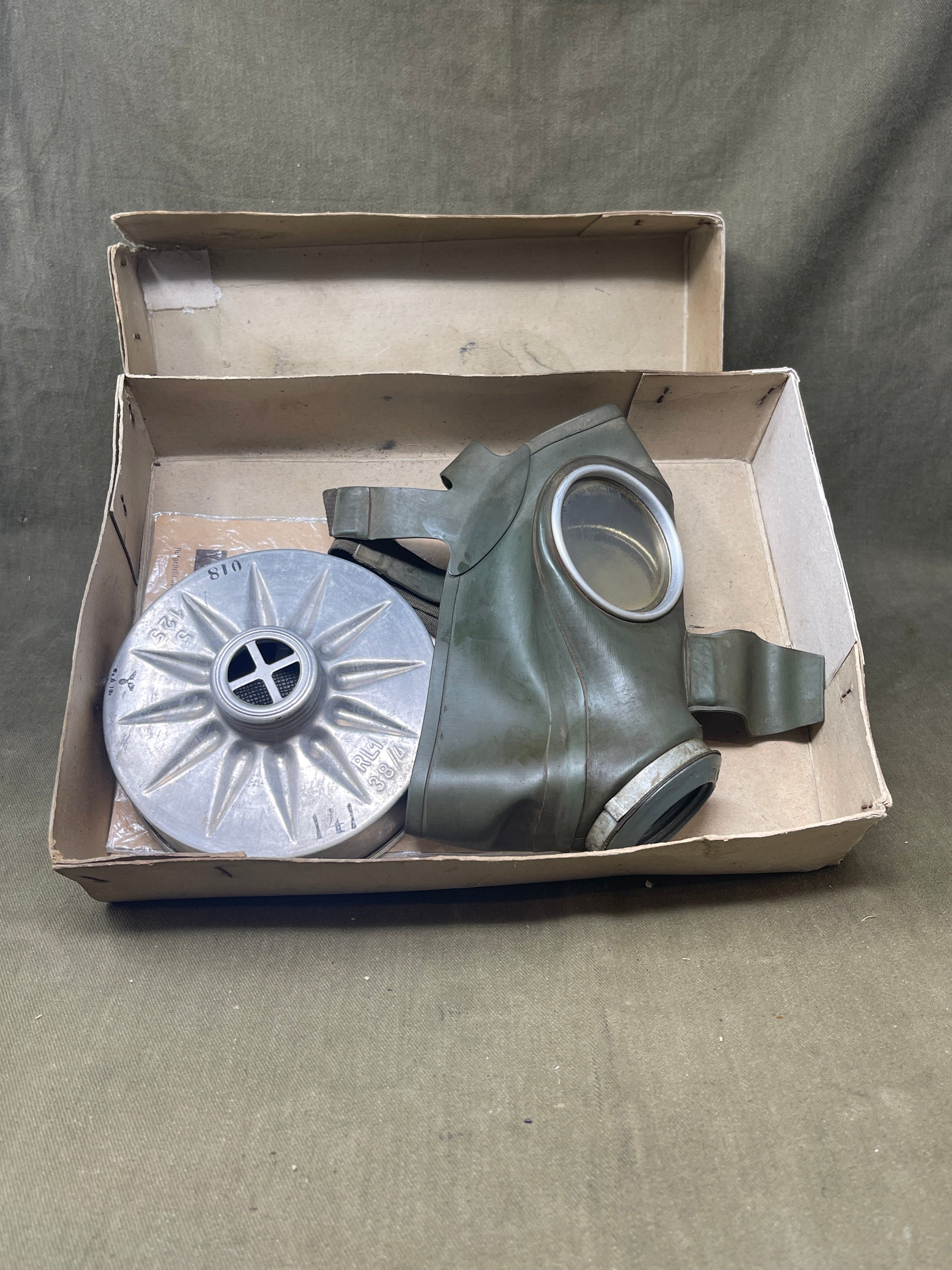 1939-45 WW2 German Civilian Homefront Gas Mask Complet