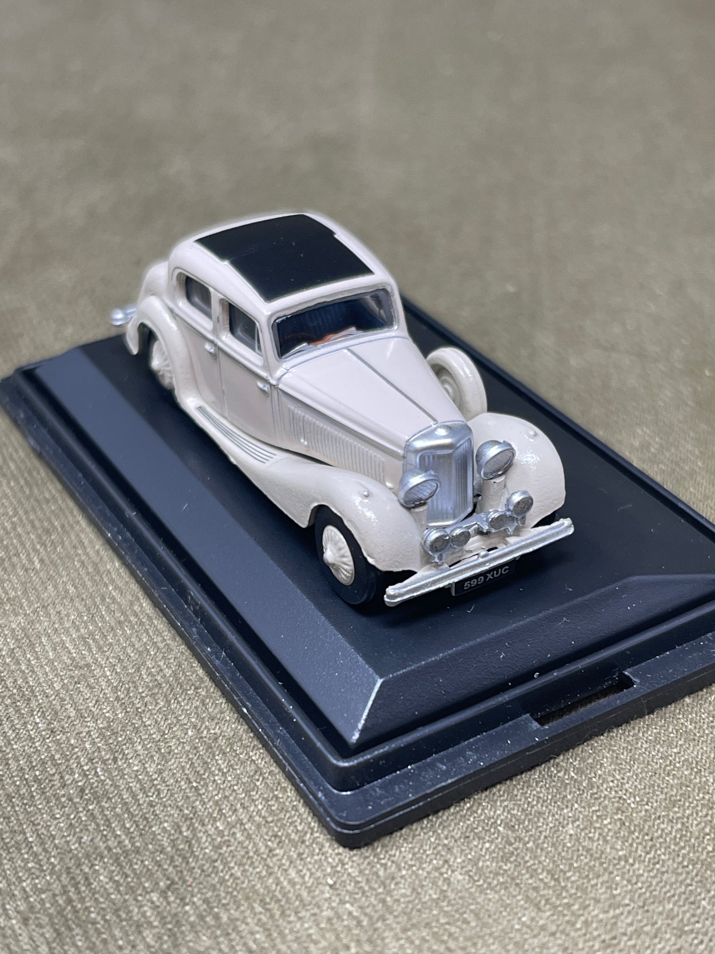 Oxford Diecast Cream Jaguar SS 2.5 Saloon - 1:76 Scale