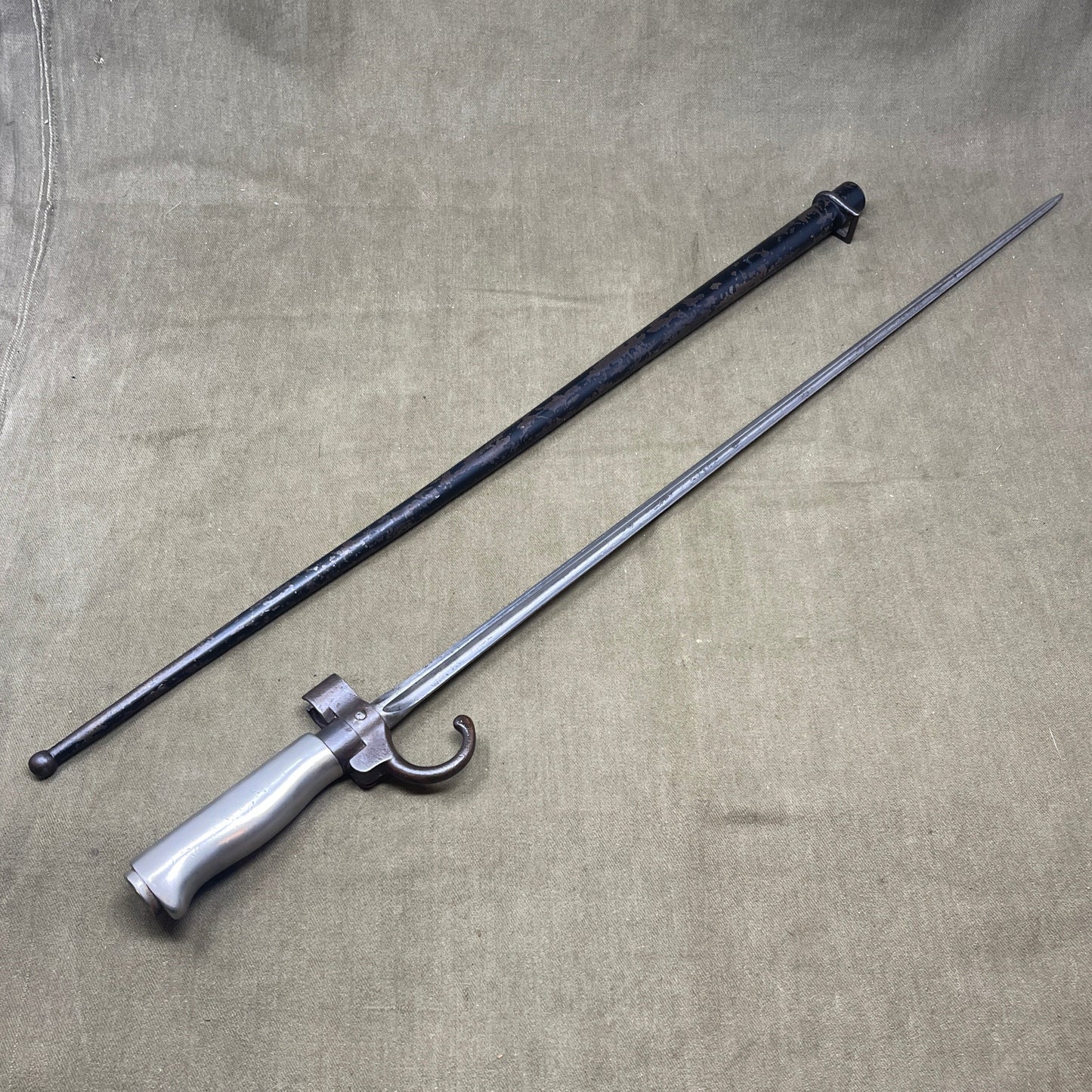 French Model 1886/15 bayonet with scabbard