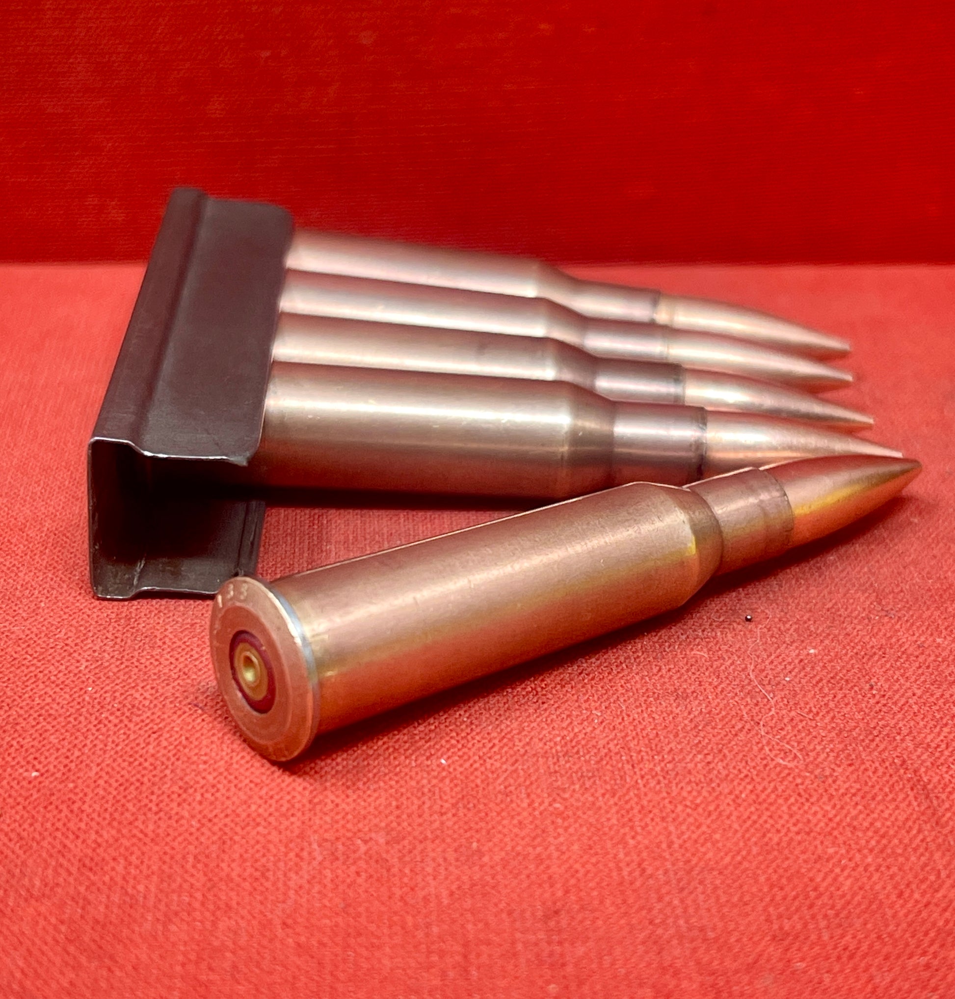 "Discover 5 authentic 7.62x54mm Russian inert cartridges on a classic stripper clip. Perfect for collectors and enthusiasts, these safe, deactivated rounds showcase military history."