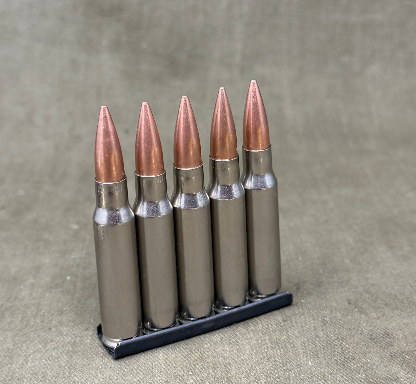 5 × Inert Chrome .308 / 7.62 NATO Cartridges on Stripper Clip – Display Set