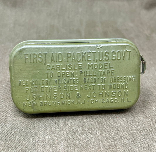 US Army First Aid Packet US Gov Carlisle Model Johnson & Johnson New Brunswick .N.J . - Chicagp ILL.