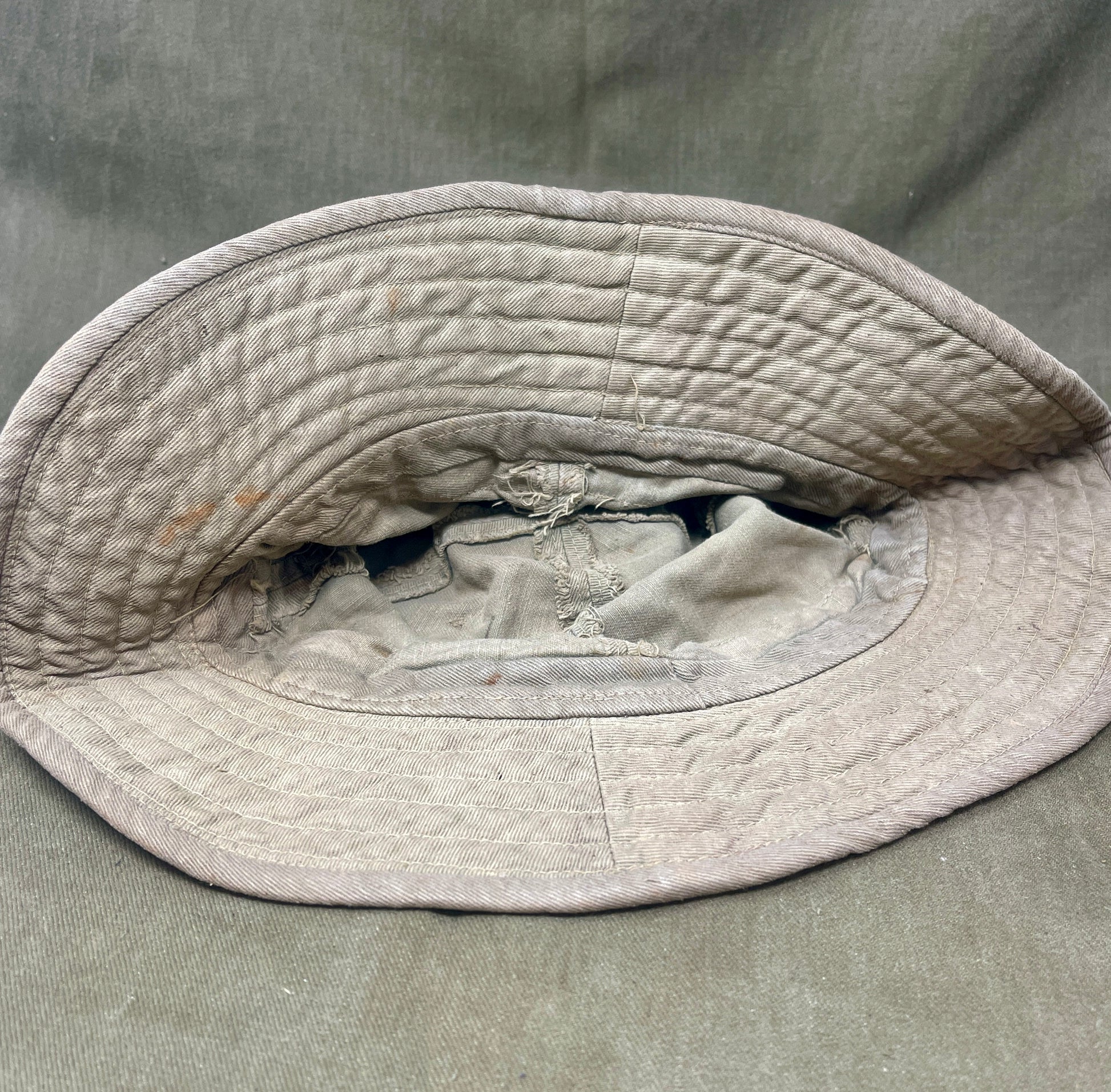 British  Army Khaki 1950's Jungle Hat with Unit Flash
