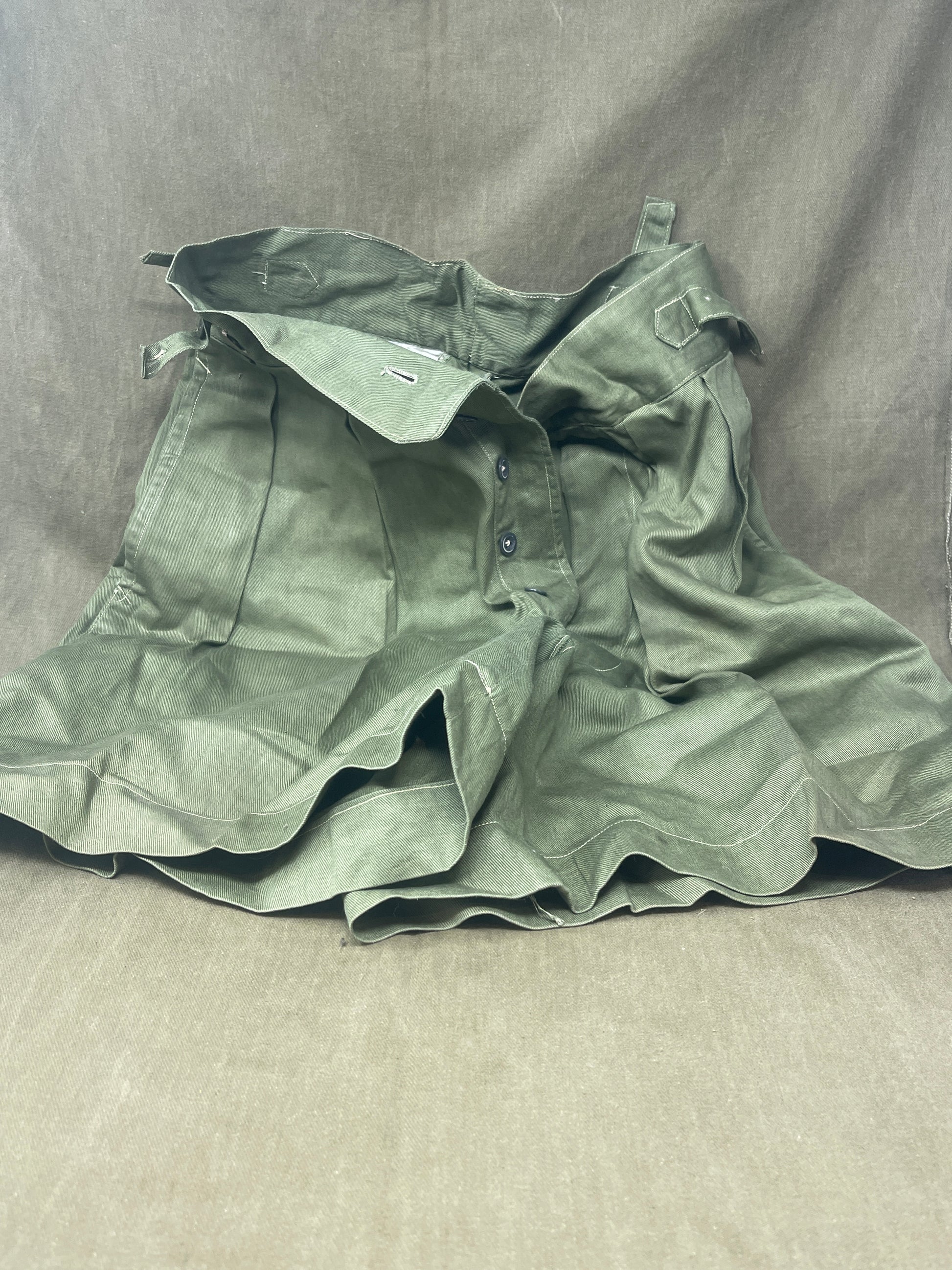 Original 1950s British Army Jungle Green shorts, locally made, Size 3 (30"-31" waist). Excellent condition with classic military design—ideal for collectors or re-enactors.