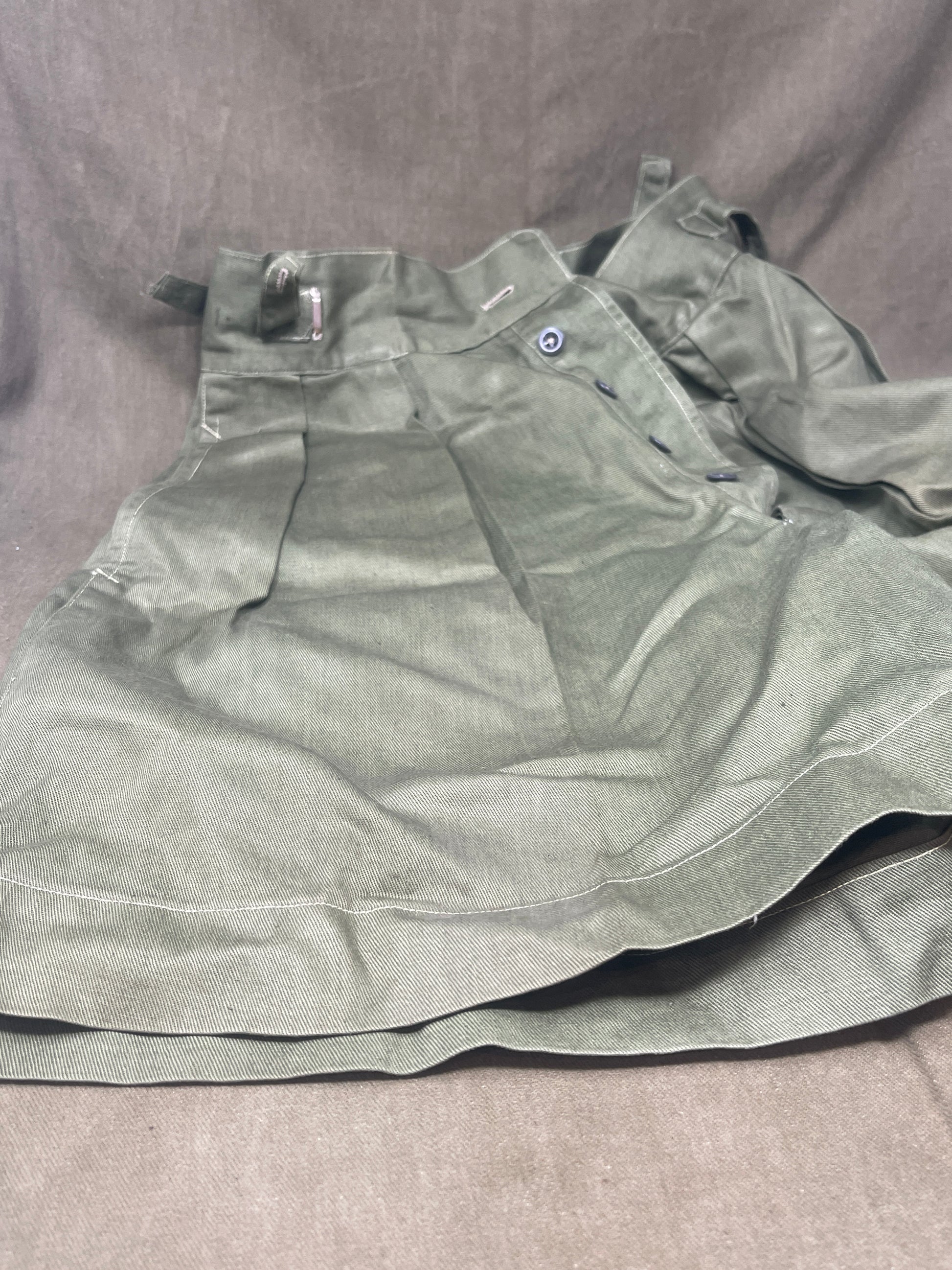 Original 1950s British Army Jungle Green shorts, locally made, Size 3 (30"-31" waist). Excellent condition with classic military design—ideal for collectors or re-enactors.