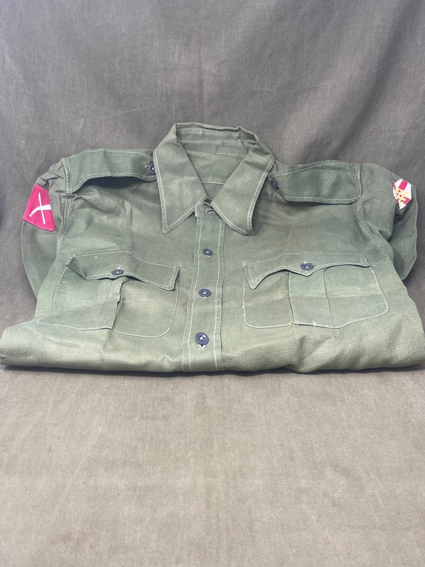 1950s British Army Jungle Green Shirt/Jacket – 48th Gurkha Division & Home Counties Brigade Badges (37–39" Chest)