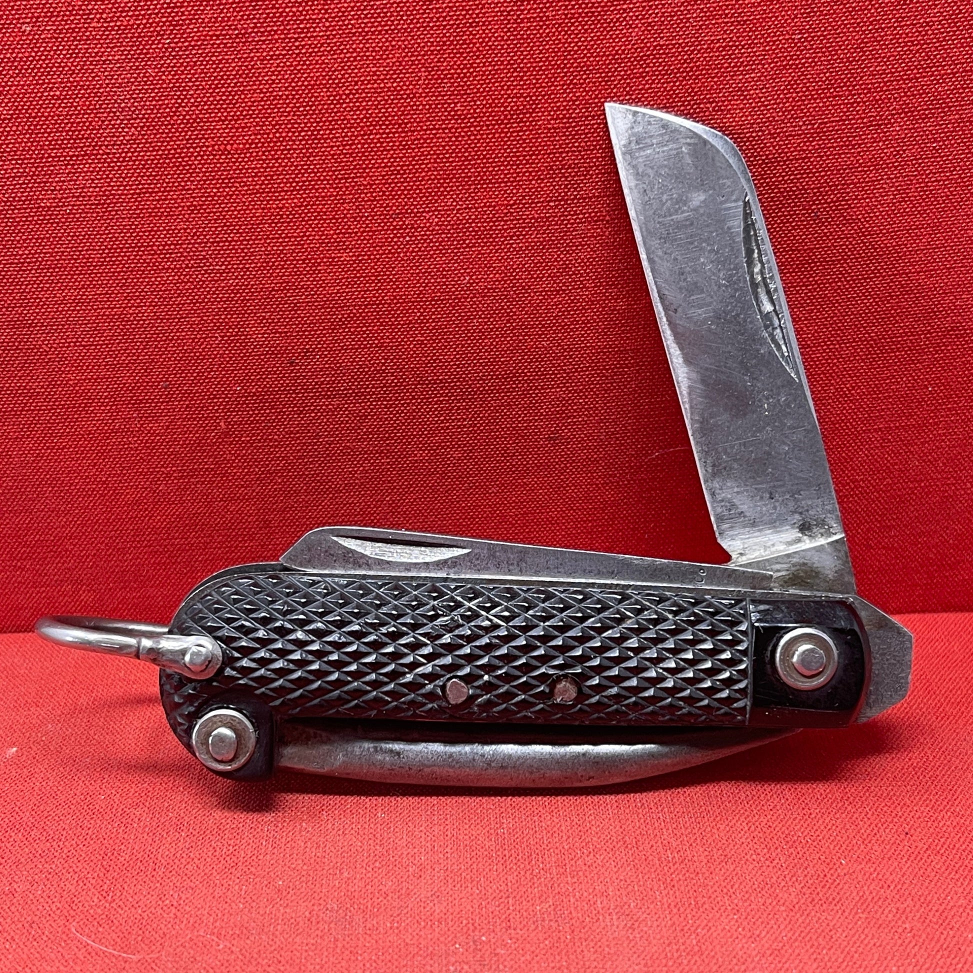 A nice example of a British 1944 Dated G Ibberson &amp; Co military&nbsp; Jack Knife&nbsp; &nbsp;The blades are in good condition, the chequered Bakelite grip is intact and all the blades lock and close as they should. The steel can opener is in good condition