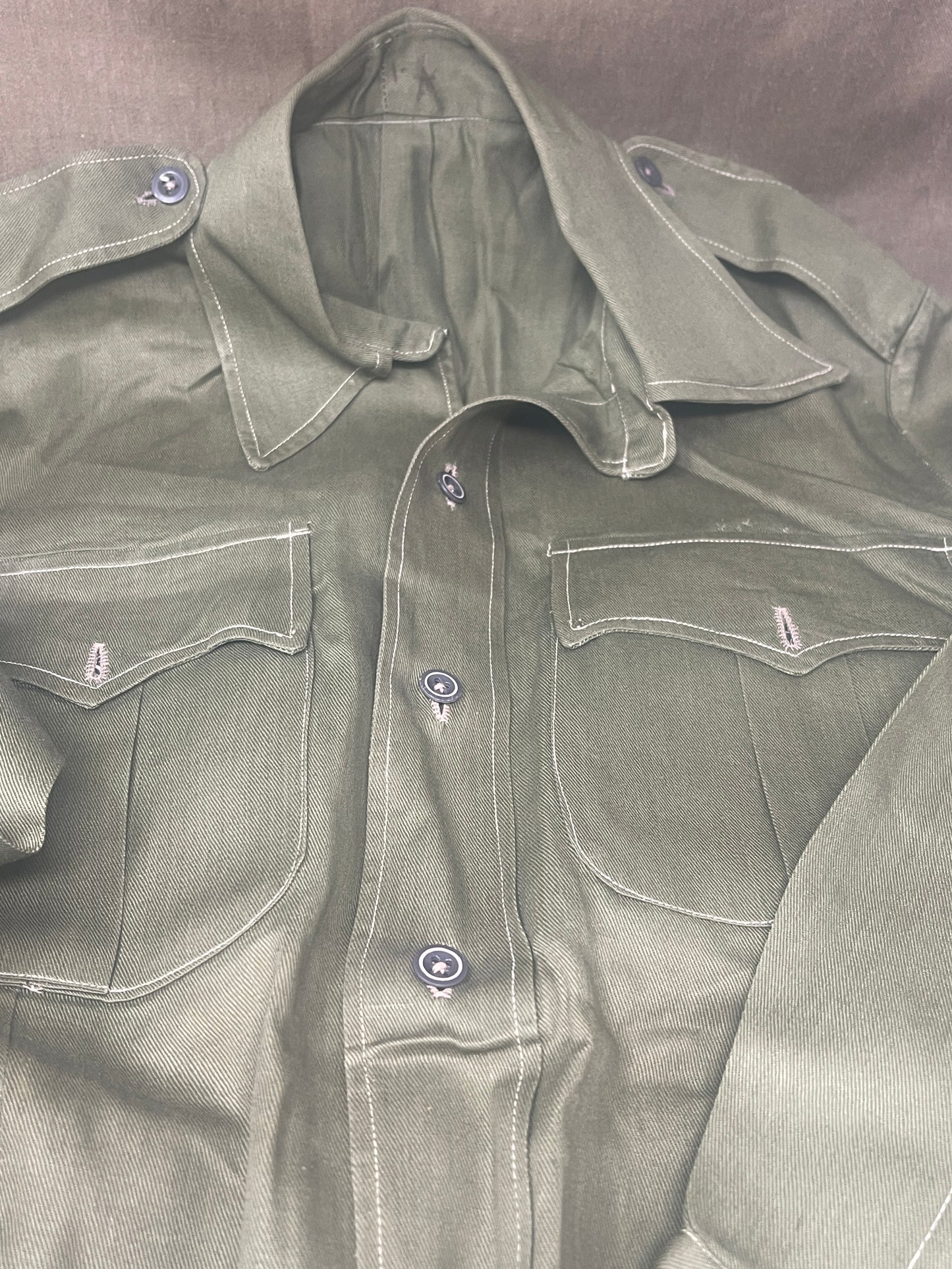 1950s British Army Jungle Green Shirt/Jacket – 48th Gurkha Division & Home Counties Brigade Badges (37–39" Chest)