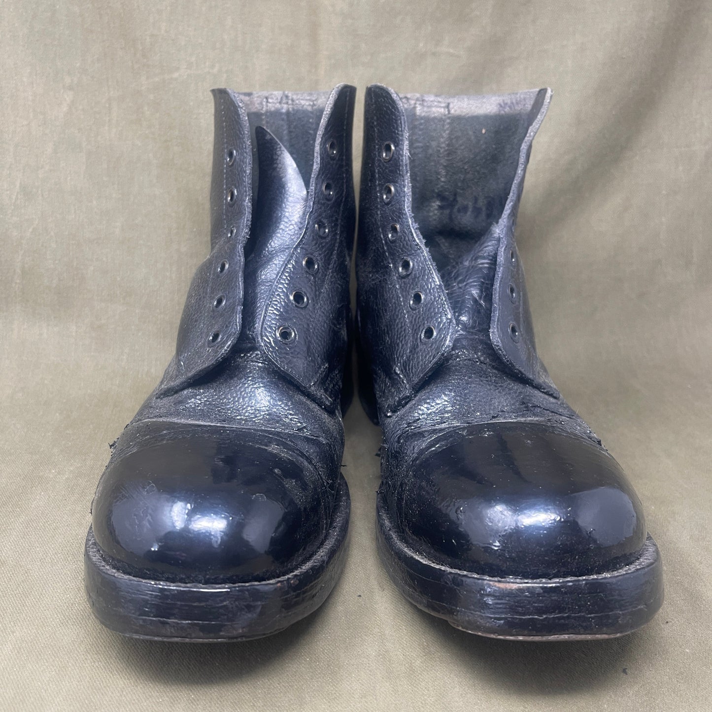 Original British Army Size 9 Pair of 1982 Dated  Ammo Boots