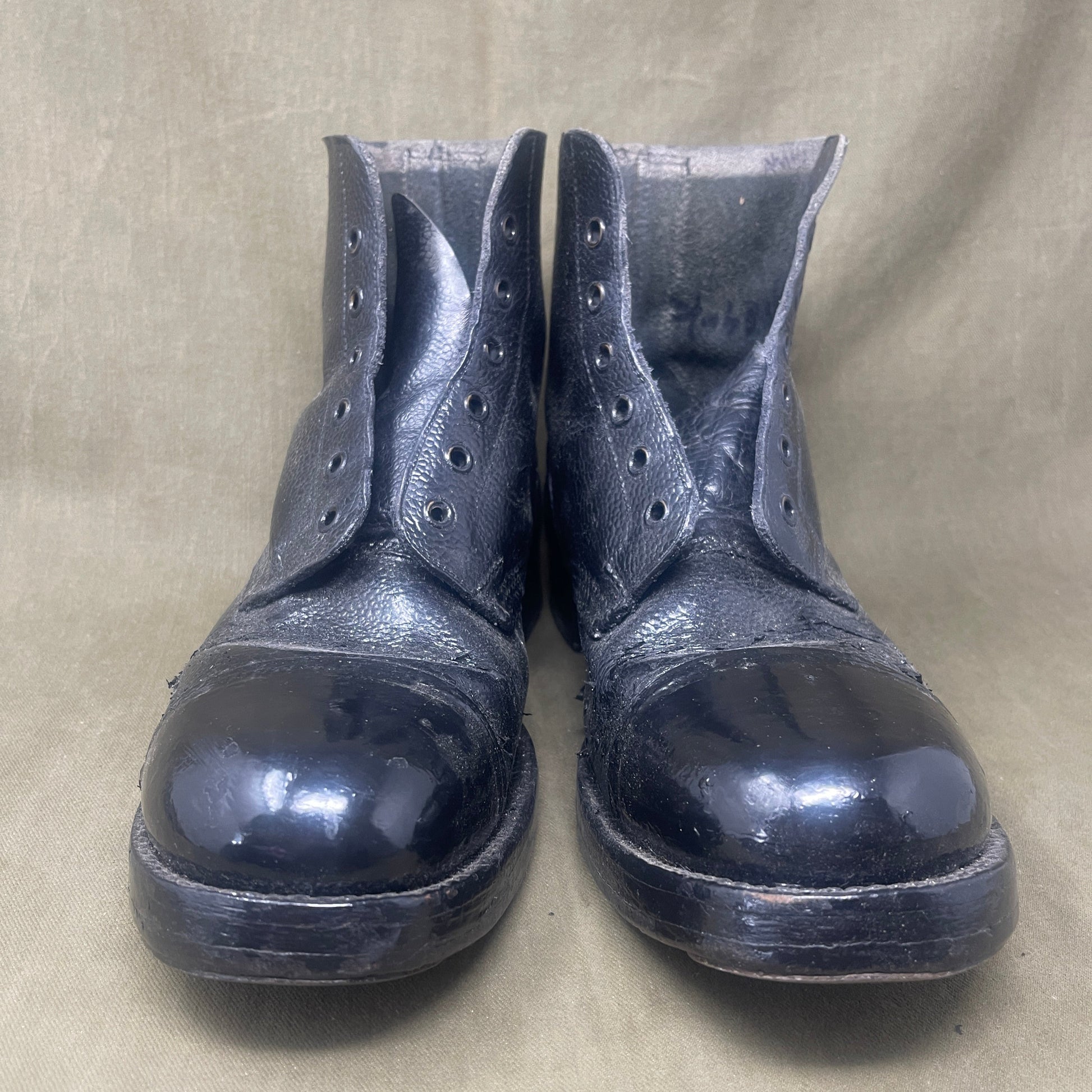 Original British Army Size 9 Pair of 1982 Dated  Ammo Boots