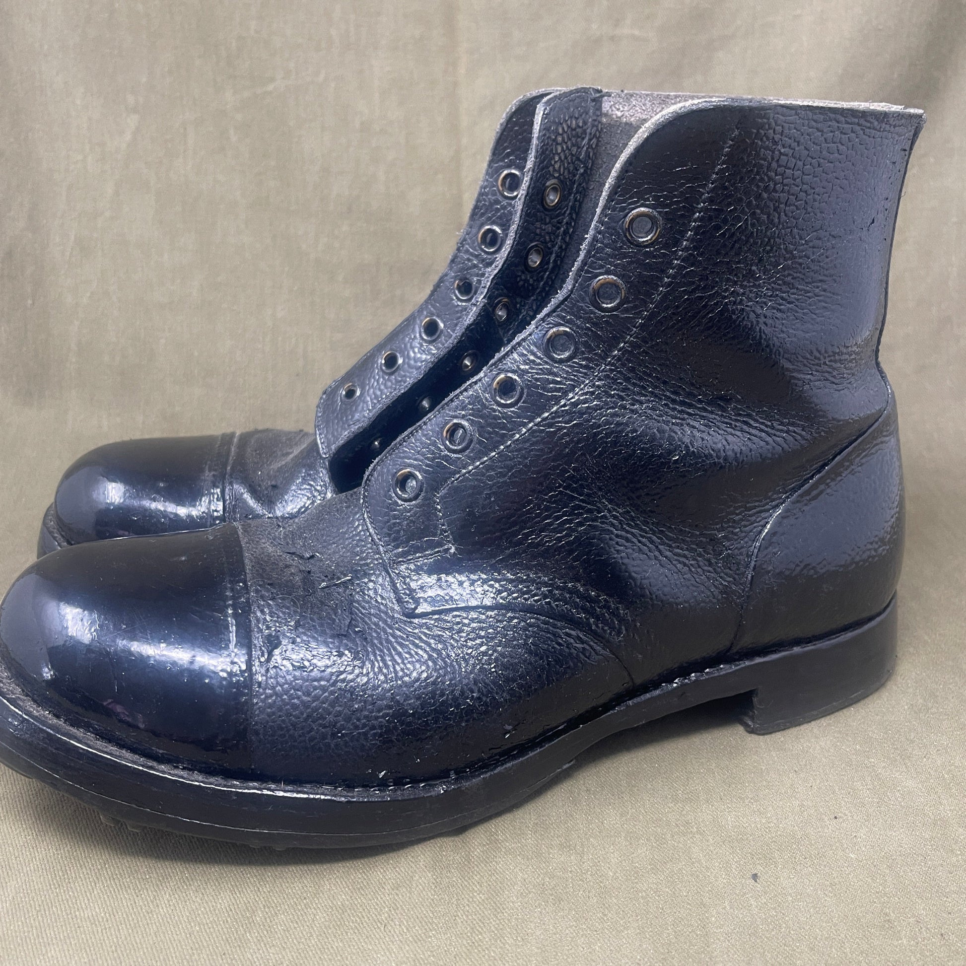 Original British Army Size 9 Pair of 1982 Dated  Ammo Boots