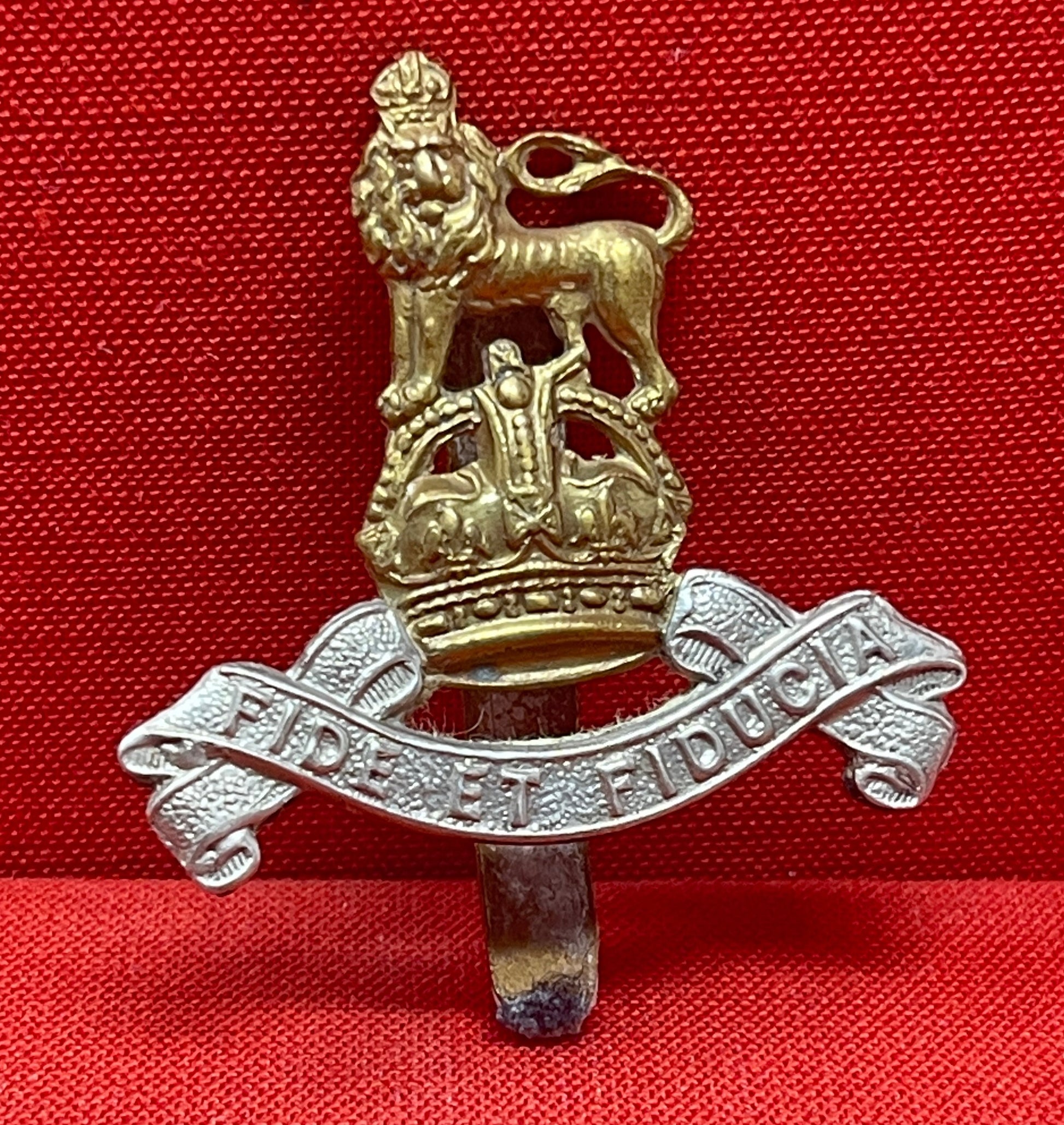 WW1 WW2 Royal Army Pay Corp Cap Badge