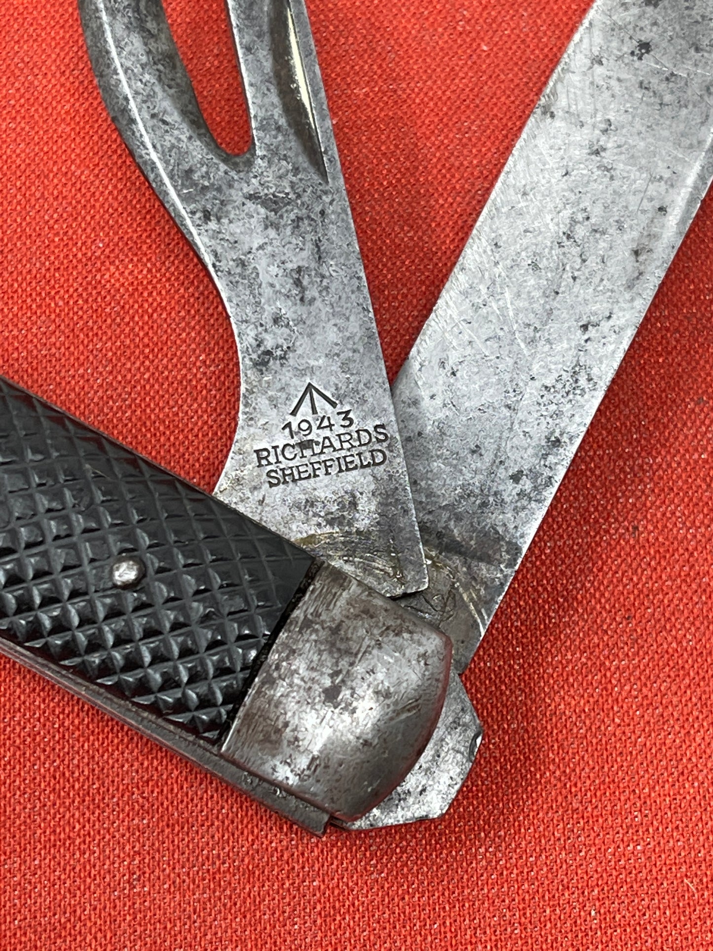 A nice example of a British Jack Knife, Dated 1943 Manufactured in Sheffield by Richards. A genuine antique that is in great condition for its age The blades are in good condition, the chequered Bakelite grip is intact and all the blades lock and close as they should. The steel can opener is in good condition along with the spike. This knife