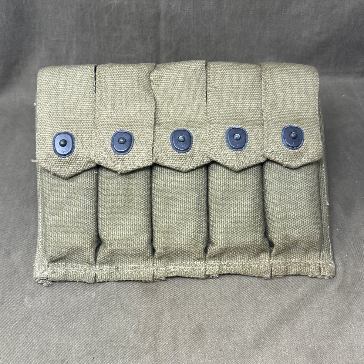 Original WW2 US Thompson SMG Magazine Set – 5 × Auto-Ordnance 20-Round Magazines, US Pouch & 100 x Inert .45 ACP Rounds fitted with INERT primers.