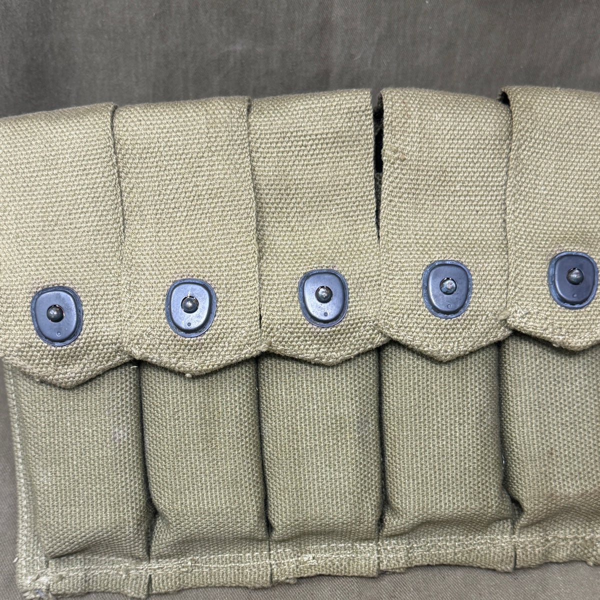 Original WW2 US Thompson SMG Magazine Set – 5 × Auto-Ordnance 20-Round Magazines, US Pouch & 100 x Inert .45 ACP Rounds fitted with INERT primers.