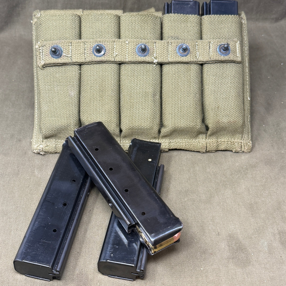 Original WW2 US Thompson SMG Magazine Set – 5 × Auto-Ordnance 20-Round Magazines, US Pouch & 100 x Inert .45 ACP Rounds fitted with INERT primers.