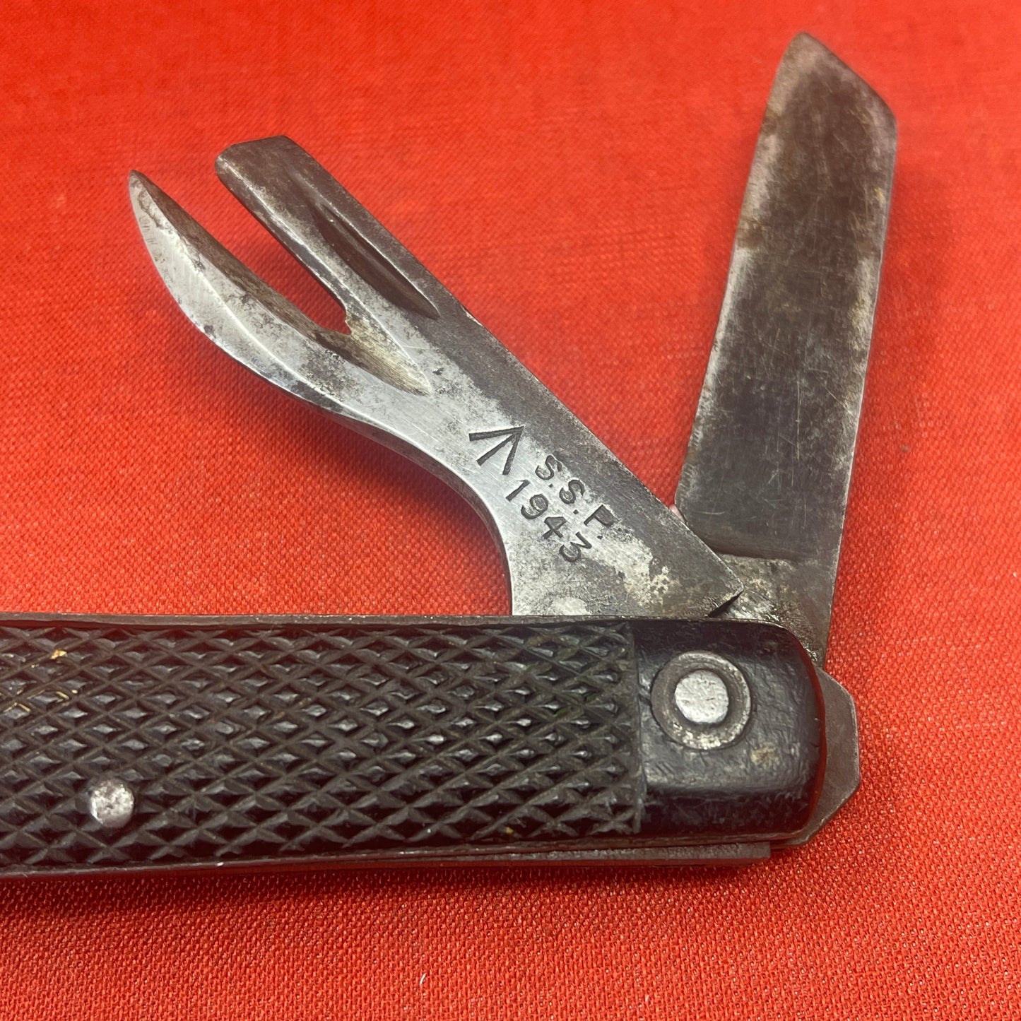 A nice example of a British 1943 Dated Pocket Jack Knife Made by SSP The blades are in good condition, the chequered Bakelite grip is intact ( There is a small piece missing to the left side ) and all the blades lock and close as they should. The steel can opener is in good condition