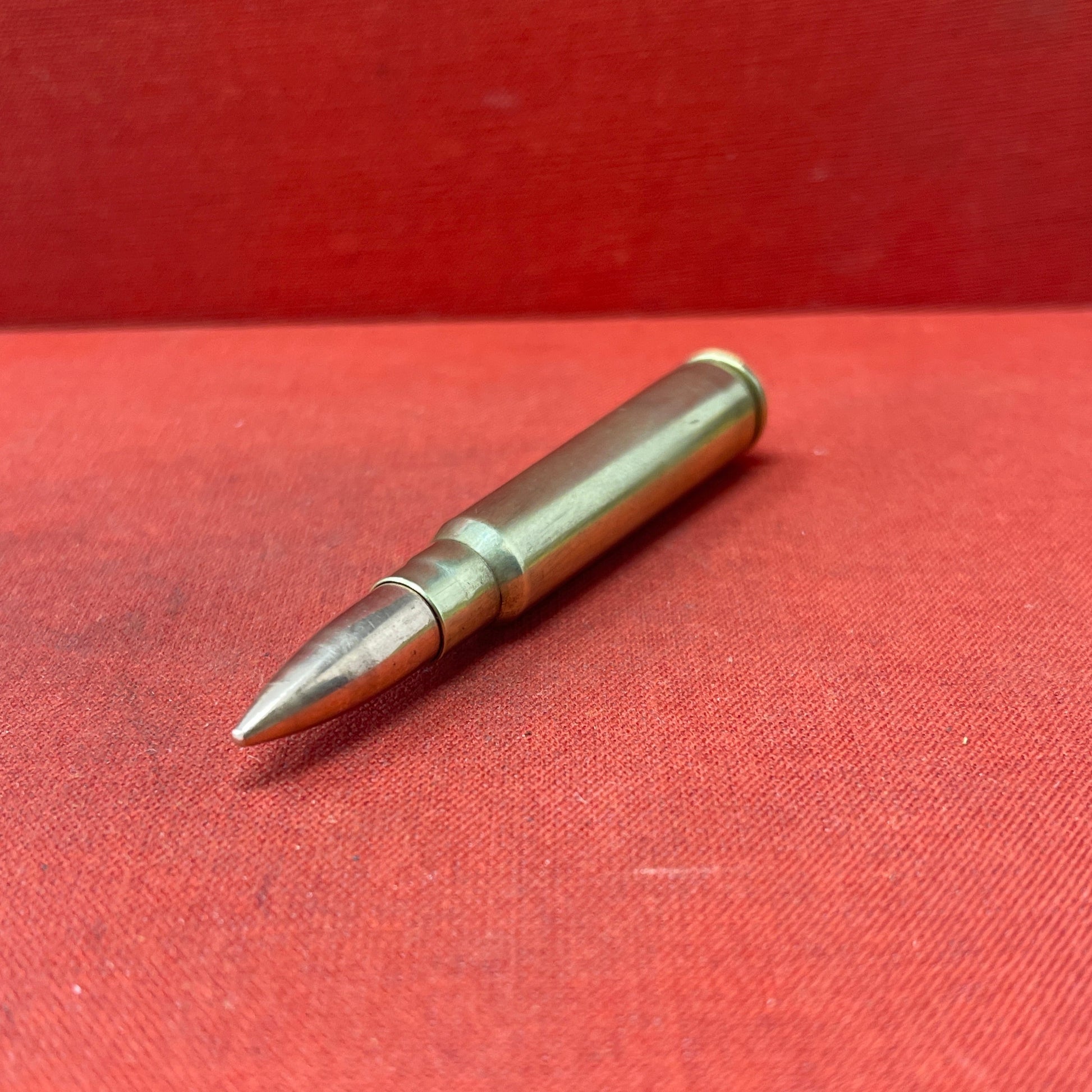 Discover Mauser 7.92x57mm inert ammunition, a non-functional replica perfect for training, display, and educational purposes. This safe-to-handle cartridge maintains the authentic look and feel of the original, reflecting its historical significance in German Mauser rifles and machine guns